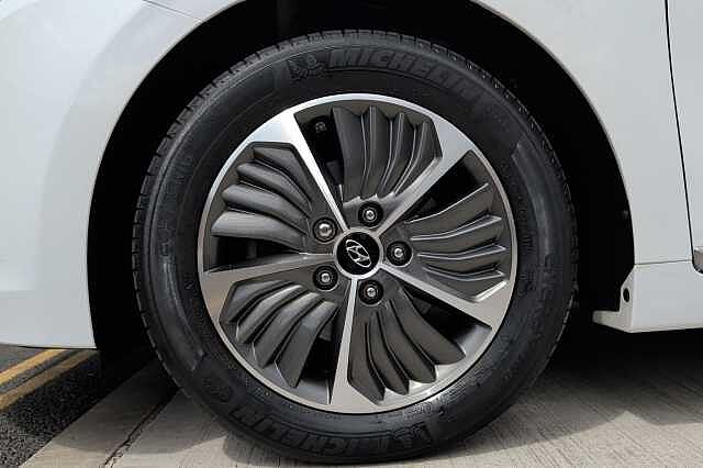 Hyundai IONIQ 1.6 GDi Plug-in Hybrid Premium SE 5dr DCT
